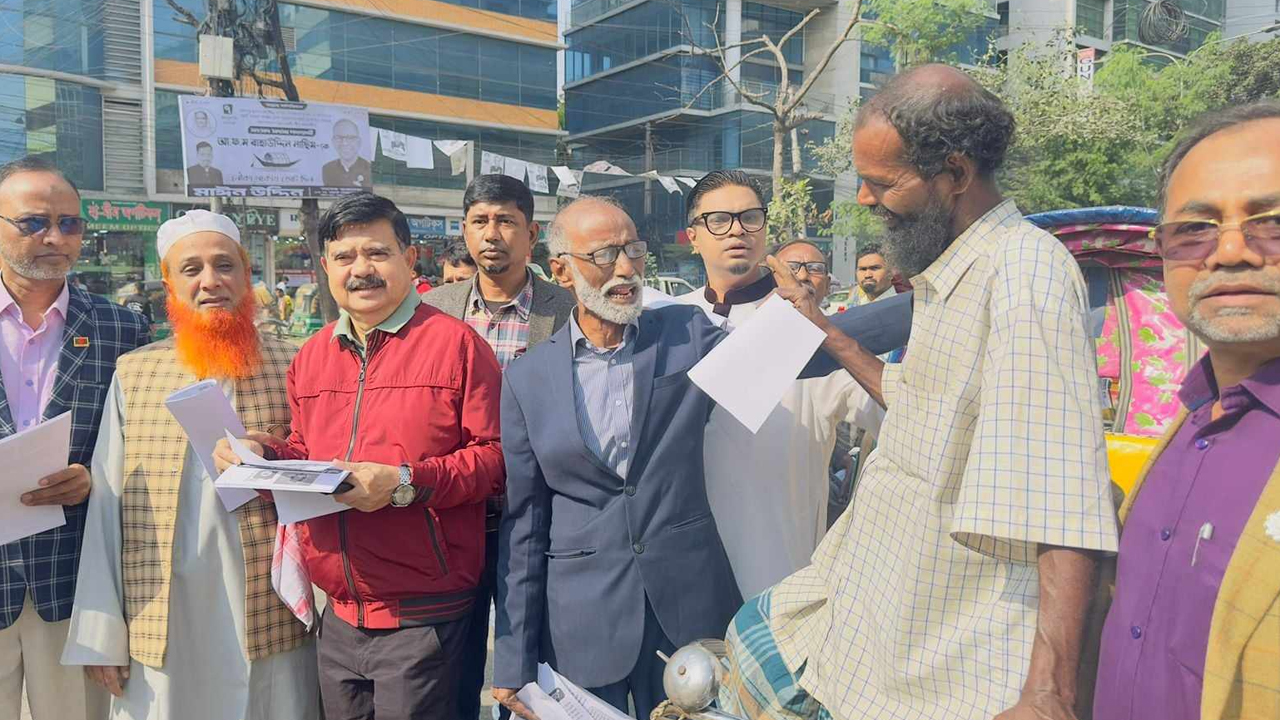 রাজধানীর তোপখানা রোড ও বিজয়নগর এলাকায় লিফলেট বিতরণ করেন ১২ দলীয় জোটের নেতারা। ছবি : কালবেলা