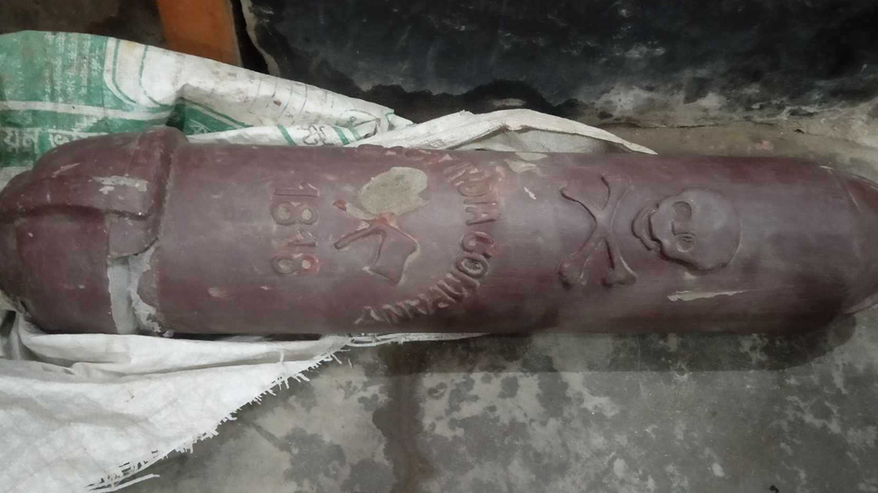 সাতক্ষীরায় পাঁচ কোটি টাকায় ম্যাগনেটিক পিলার বিক্রির চেষ্টা। ছবি : কালবেলা