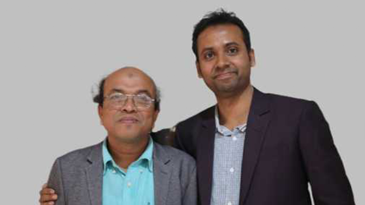 যবিপ্রবি শিক্ষক সমিতির সভাপতি অধ্যাপক ড. মো. ইকবাল কবীর জাহিদ ও সাধারণ সম্পাদক সহযোগী অধ্যাপক ড. মো. কামরুল ইসলাম। ছবি : কালবেলা