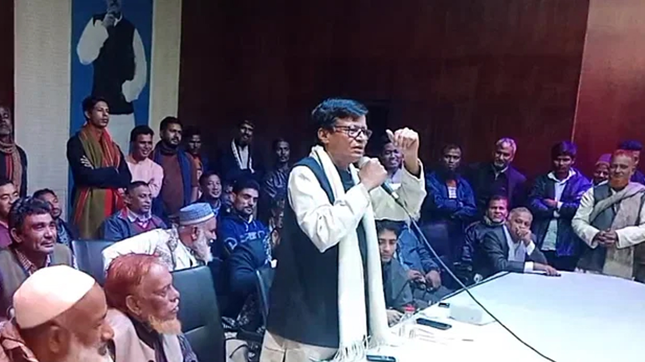 স্বতন্ত্র প্রার্থীর সভায় বক্তব্য দিচ্ছেন লালমনিরহাট জেলা আওয়ামী লীগের সহসভাপতি ও সমাজকল্যাণমন্ত্রীর ছোট ভাই মাহবুবুজ্জামান আহমেদ। ছবি : সংগৃহীত