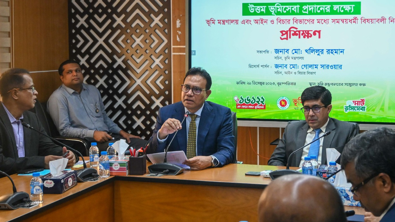 ভূমি মন্ত্রণালয়ের সম্মেলন কক্ষে উত্তম ভূমিসেবা প্রদানের লক্ষ্যে ভূমি মন্ত্রণালয় এবং আইন ও বিচার বিভাগের মধ্যে সমন্বয়ধর্মী বিষয়াবলি নিয়ে আয়োজিত অনুষ্ঠানে ভূমি সচিব মো. খলিলুর রহমান।