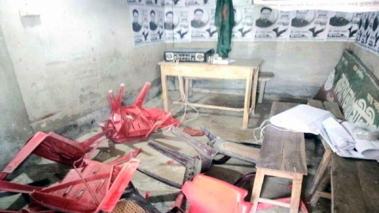 রাজশাহীর দুর্গাপুরে স্বতন্ত্র প্রার্থীর নির্বাচনী অফিস ভাঙচুর। ছবি : কালবেলা