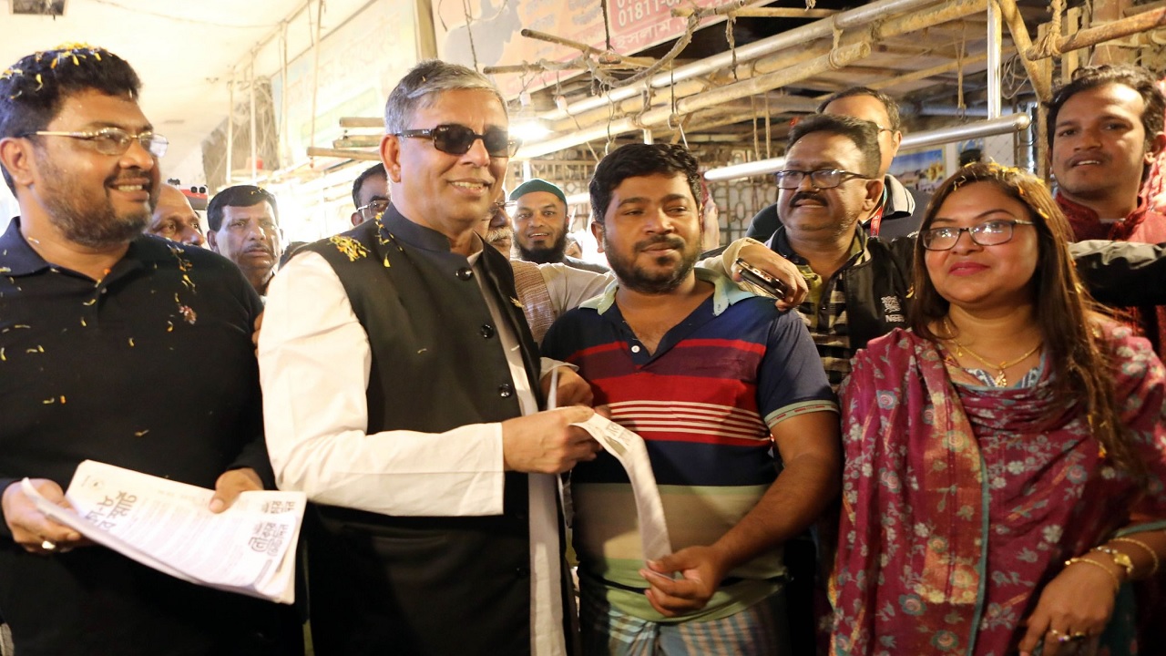 নির্বাচন প্রচারে গণসংযোগ করেন ঢাকা-৮ আসনে নৌকার প্রার্থী আ ফ ম বাহাউদ্দিন নাছিম। ছবি : কালবেলা