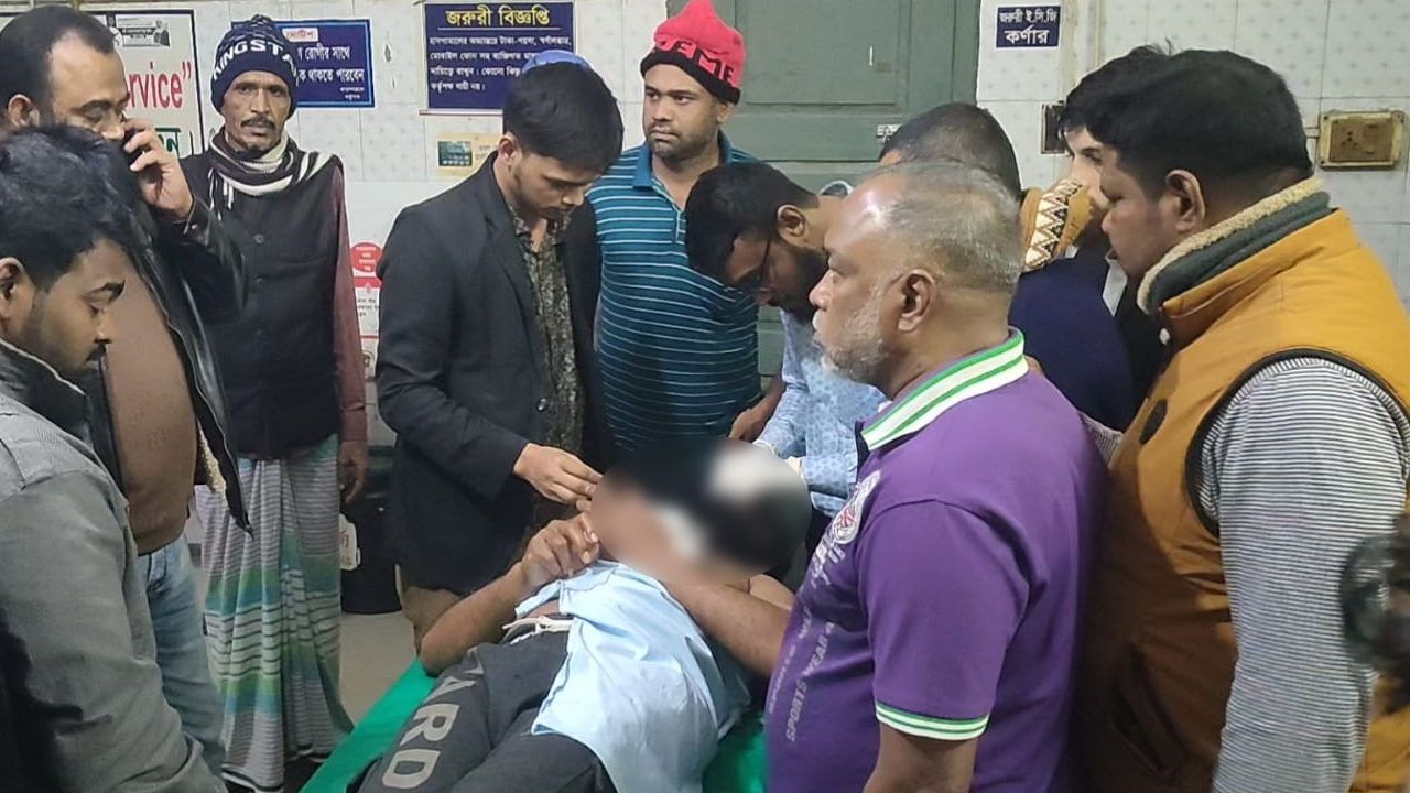 আহতকে হাসপাতালে চিকিৎসা দেওয়া হচ্ছে। ছবি : কালবেলা