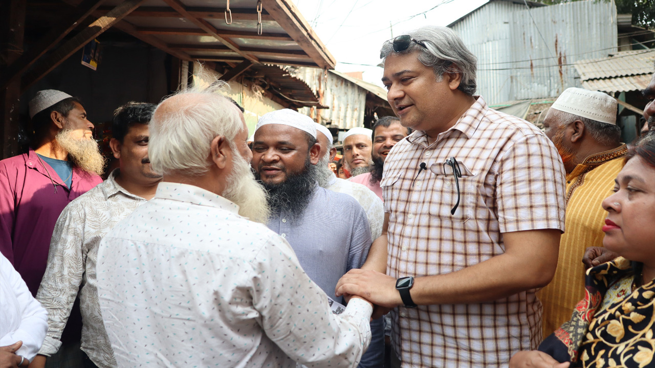 নির্বাচনী প্রচারণায় ঢাকা ১৭ আসনের প্রার্থী মোহাম্মদ এ আরাফাত। ছবি : কালবেলা
