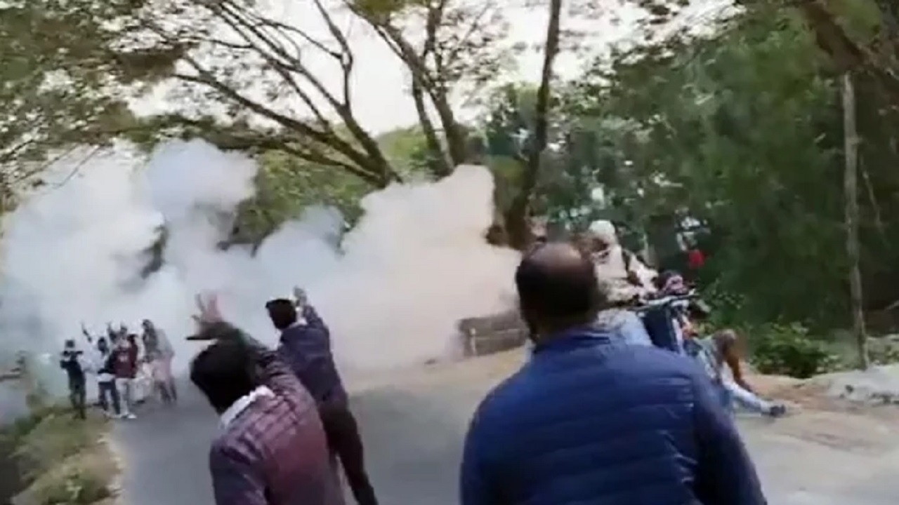 মাদারীপুরের কালকিনিতে স্বতন্ত্র প্রার্থীর মিছিলে একের পর এক ককটেল নিক্ষেপ। ছবি : সংগৃহীত