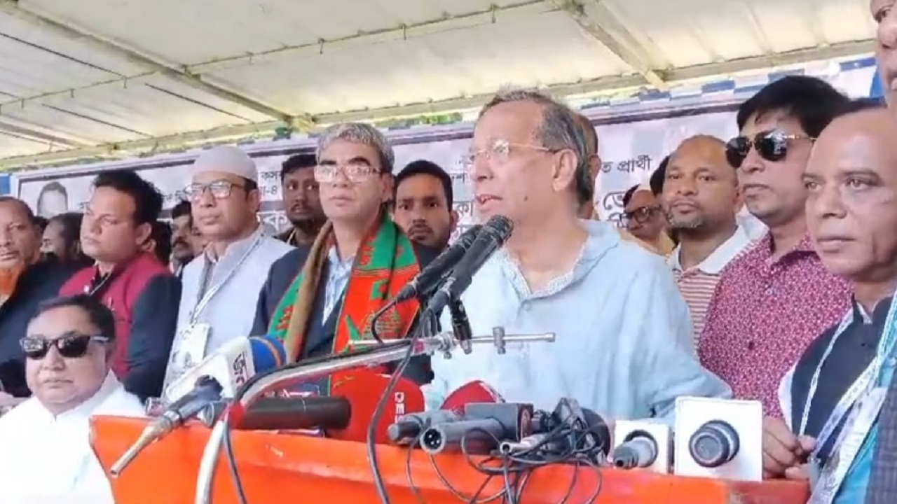 জিলানিয়া মাদ্রাসা মাঠে নির্বাচনী পথসভায় বক্তব্য দিচ্ছেন আইনমন্ত্রী আনিসুল হক। ছবি : কালবেলা