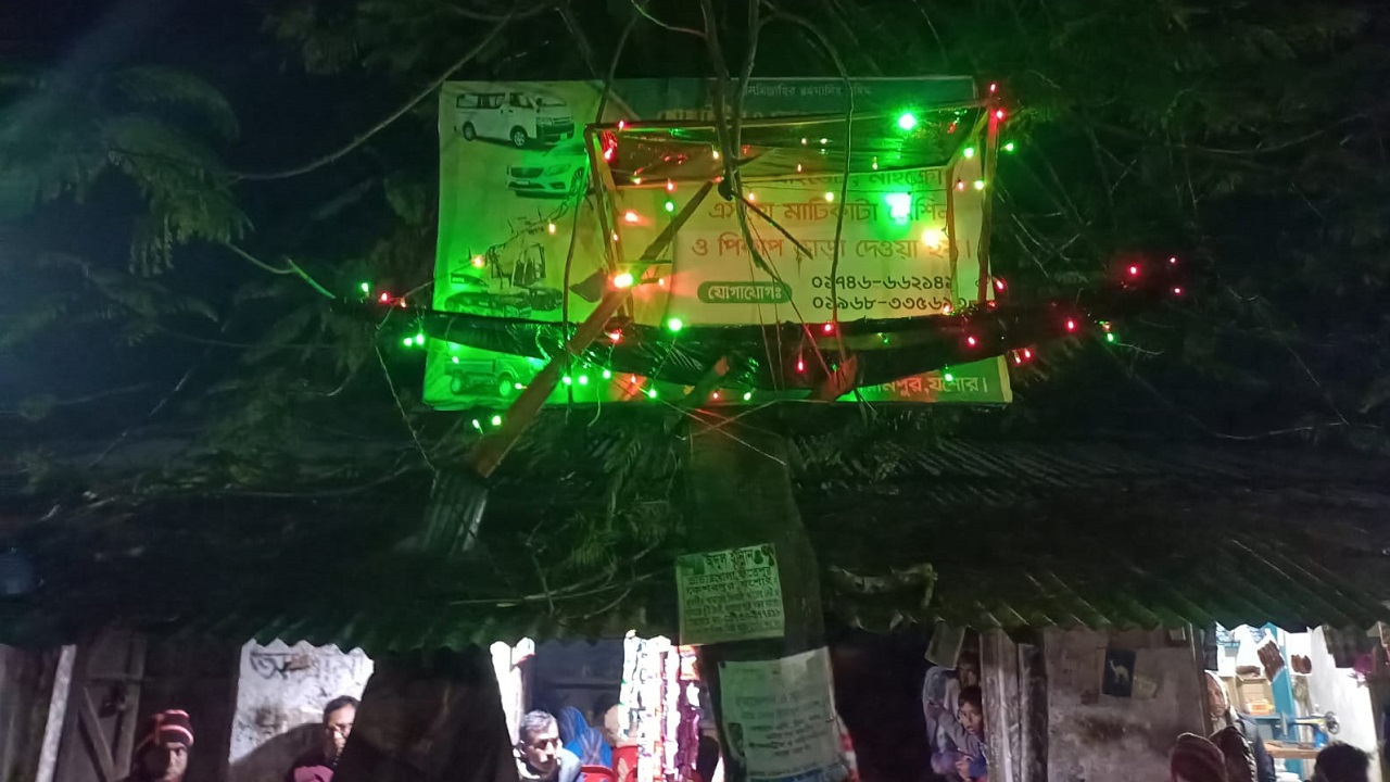 যশোরের মনিরামপুরে নৌকা প্রতীকের উপর করা আলোকসজ্জা। ছবি : কালবেলা