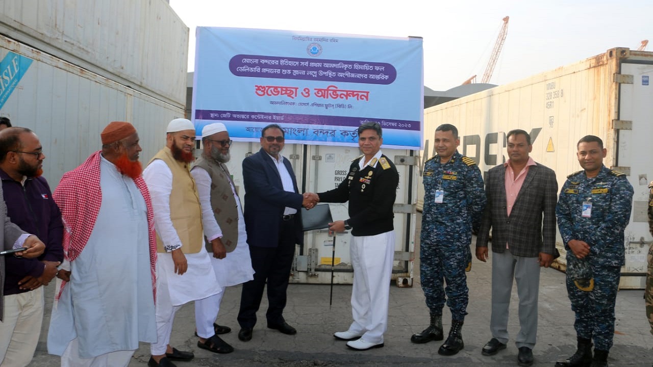 মোংলা বন্দর কর্তৃপক্ষের চেয়ারম্যান রিয়ার এডমিরাল মীর এরশাদ আলী আপেল ভর্তি কন্টেইনার হস্তান্তর করেন। ছবি : কালবেলা
