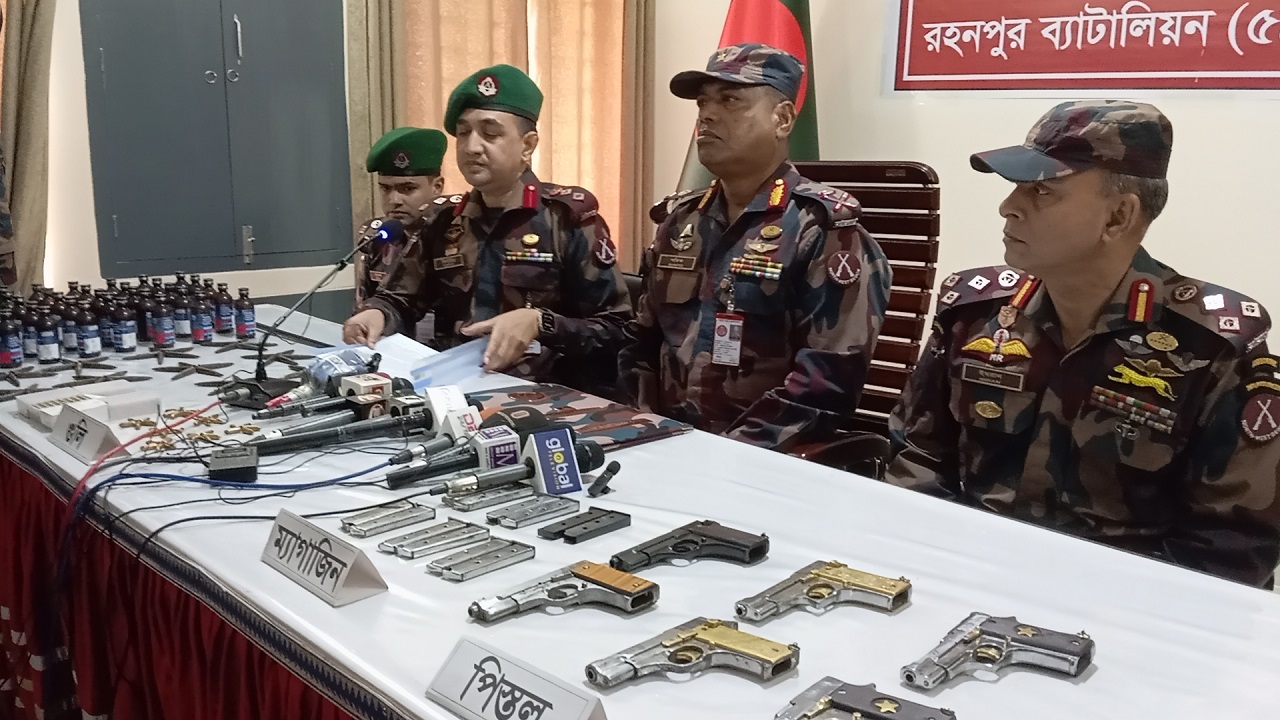 অভিযানে অস্ত্রের বড় চালান জব্দ করা হয়েছে। ছবি: কালবেলা