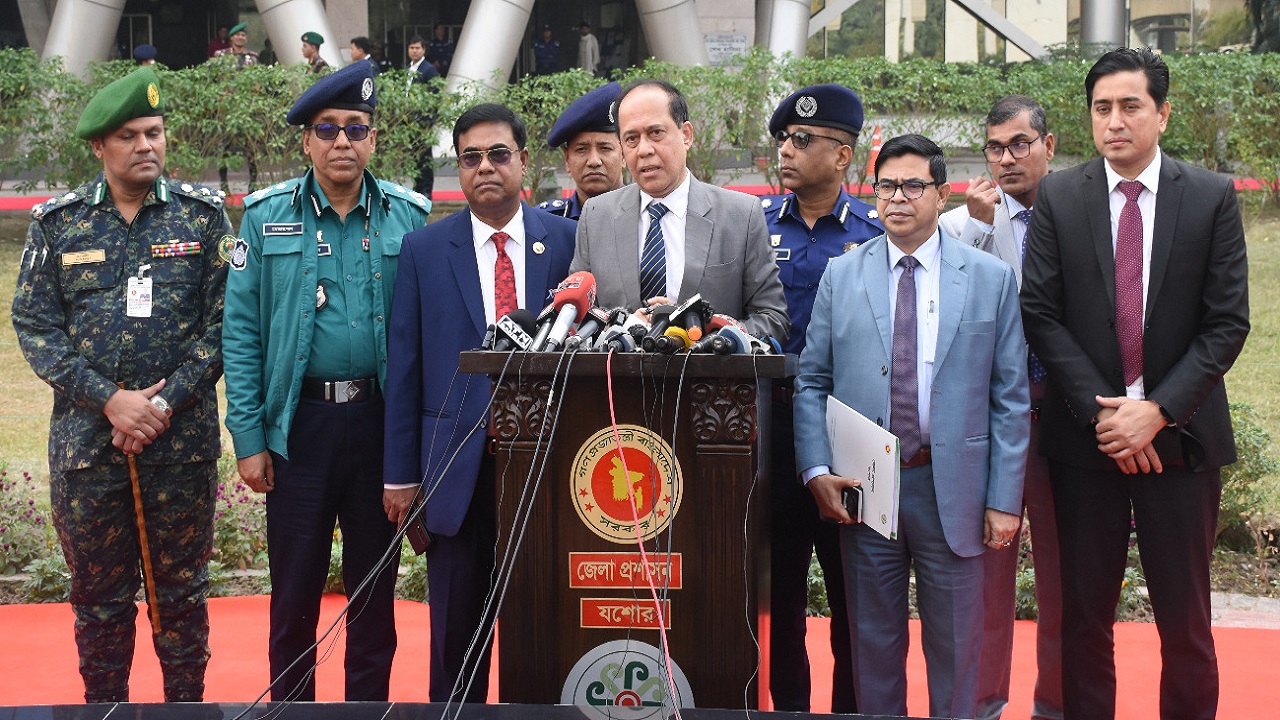 যশোরে সাংবাদিকদের সঙ্গে আলাপকালে প্রধান নির্বাচন কমিশনার। ছবি : কালবেলা