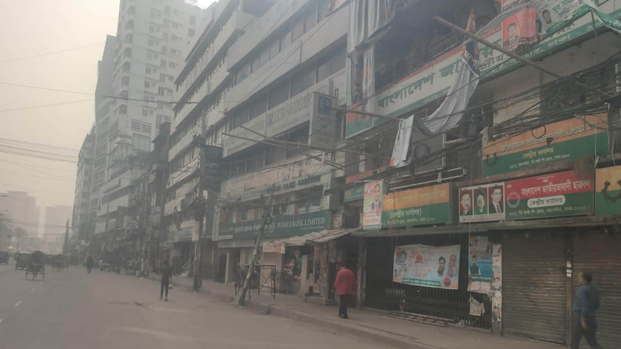 বিএনপির কেন্দ্রীয় কার্যালয়ের সামনে আজ শুক্রবারের অবস্থা। ছবি : কালবেলা