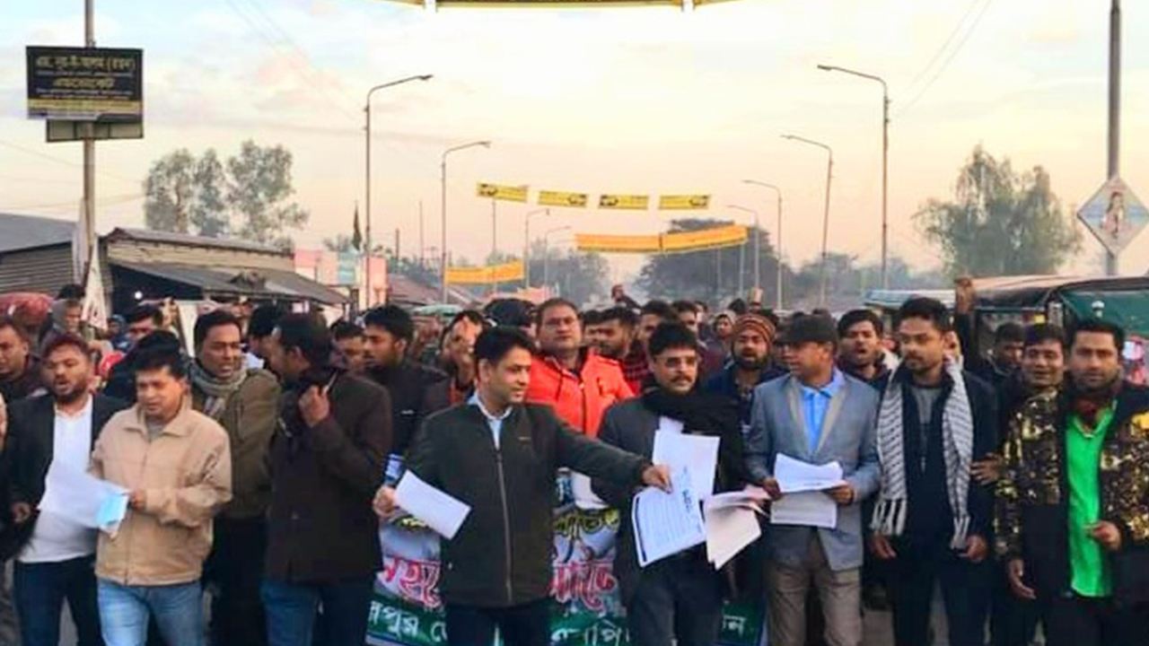 শেরপুরে শহরের বিভিন্ন এলাকায় জেলা বিএনপির আয়োজনে বিক্ষোভ মিছিল ও লিফলেট বিতরণ। ছবি : কালবেলা