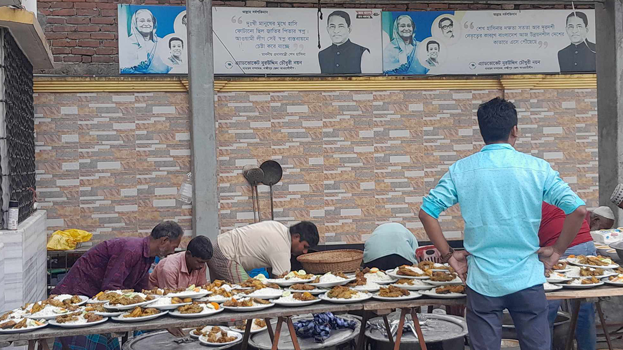 লক্ষ্মীপুর-২ আসনের নৌকার প্রতীকের প্রার্থী নুর উদ্দিন চৌধুরী নয়ন তার নির্বাচনী অফিসে স্থানীয় জনপ্রতিনিধিদের ভূরিভোজ করেন। ছবি : কালবেলা