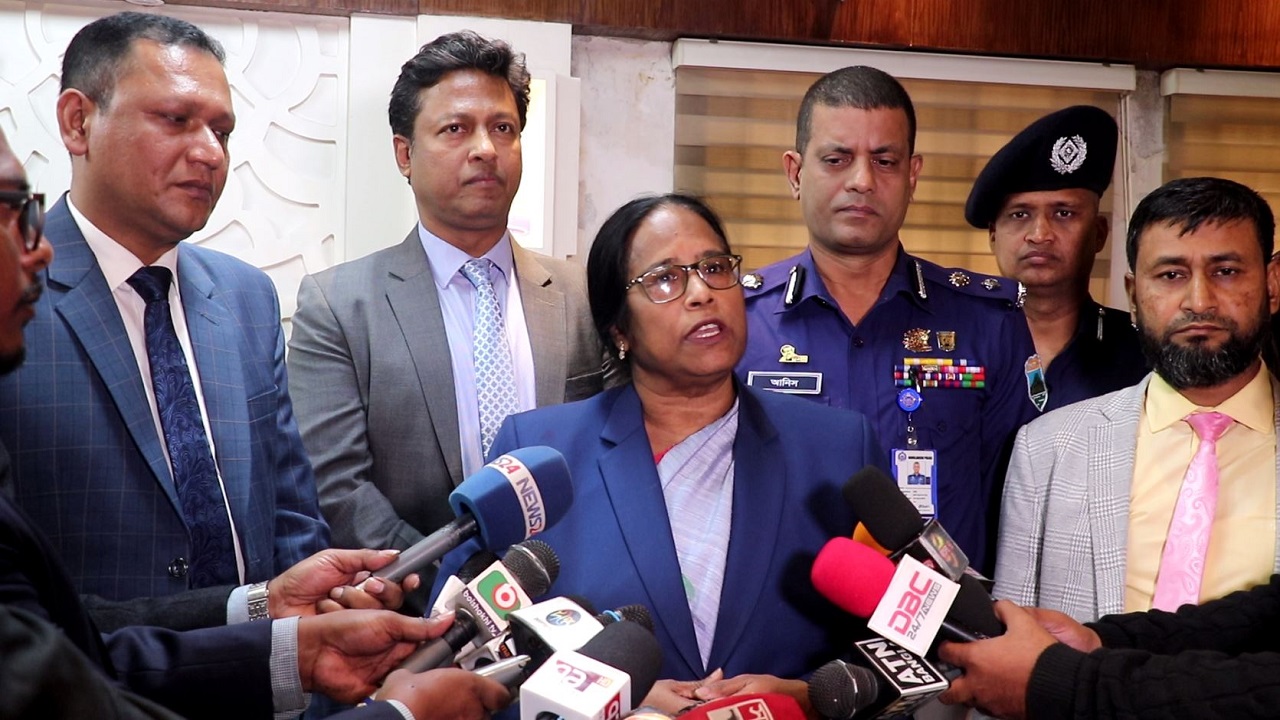 পাবনা জেলা প্রশাসকের কার্যালয়ে মতবিনিময় শেষে সাংবাদিকদের মুখোমুখি হন ইসি রাশেদা সুলতানা। ছবি : কালবেলা