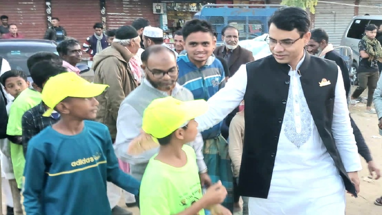 গণসংযোগে ব্যস্ত নৌকার প্রার্থী মোহাম্মদ জিল্লুর রহমান। ছবি : কালবেলা