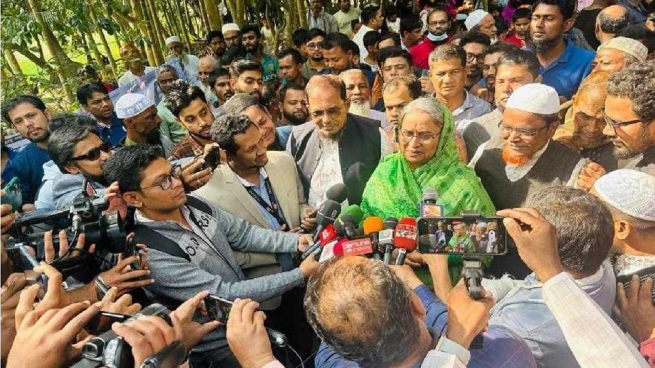 সাংবাদিকদের সঙ্গে আলাপকালে শিক্ষামন্ত্রী ডা. দীপু মনি। ছবি : কালবেলা
