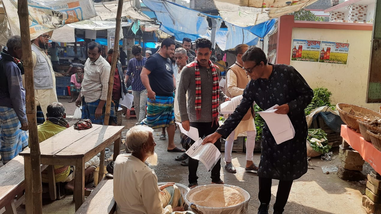 ব্রাহ্মণবাড়িয়ার নবীনগরে লিফলেট বিতরণ ও গণসংযোগ করেছেন বিএনপি ও অঙ্গসংগঠনের নেতাকর্মীরা। ছবি : কালবেলা
