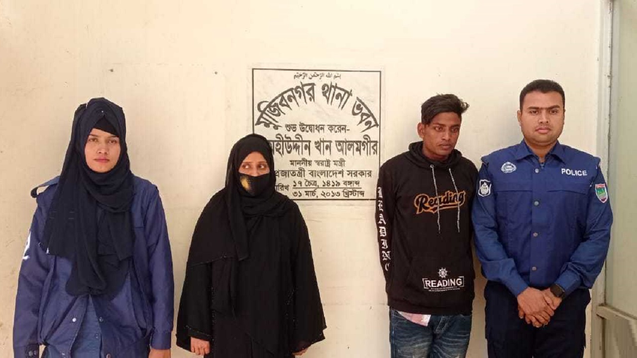 মুজিবনগর সীমান্তে আটক উম্মে কুলসুম ও পাচারকারী এনামুল হক। ছবি : কালবেলা