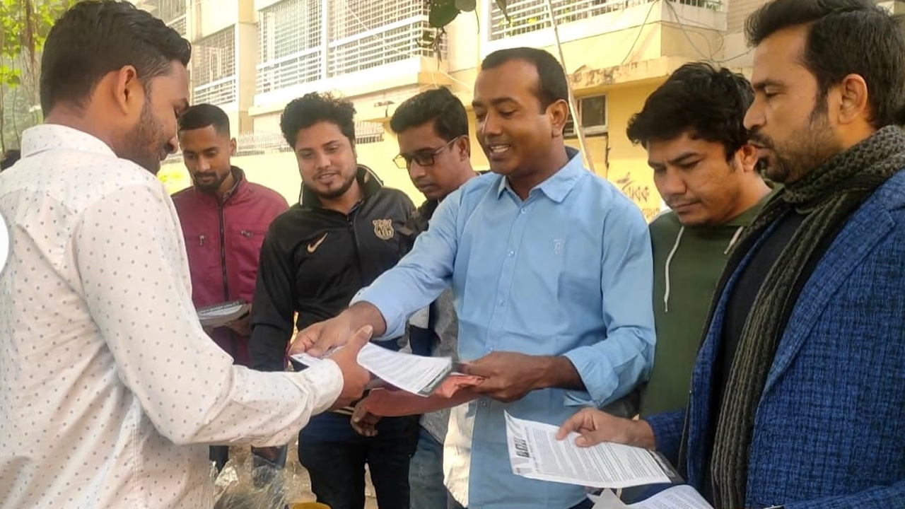 আগামী ৭ জানুয়ারি দ্বাদশ সংসদ নির্বাচনে ভোট বর্জন ও অসহযোগ আন্দোলনের পক্ষে শুক্রবার রাজধানীতে লিফলেট বিতরণ করে ছাত্রদলের নেতৃবৃন্দ। ছবি : কালবেলা