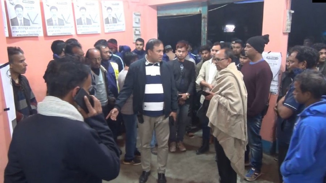 হামলার পর ঘটনাস্থলে জাতীয় পার্টির নেতাকর্মীরা। ছবি: সংগৃহীত