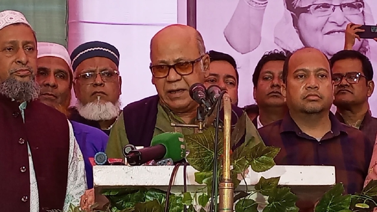 সমাবেশে বক্তব্য রাখছেন অ্যাডভোকেট কামরুল ইসলাম। ছবি : কালবেলা