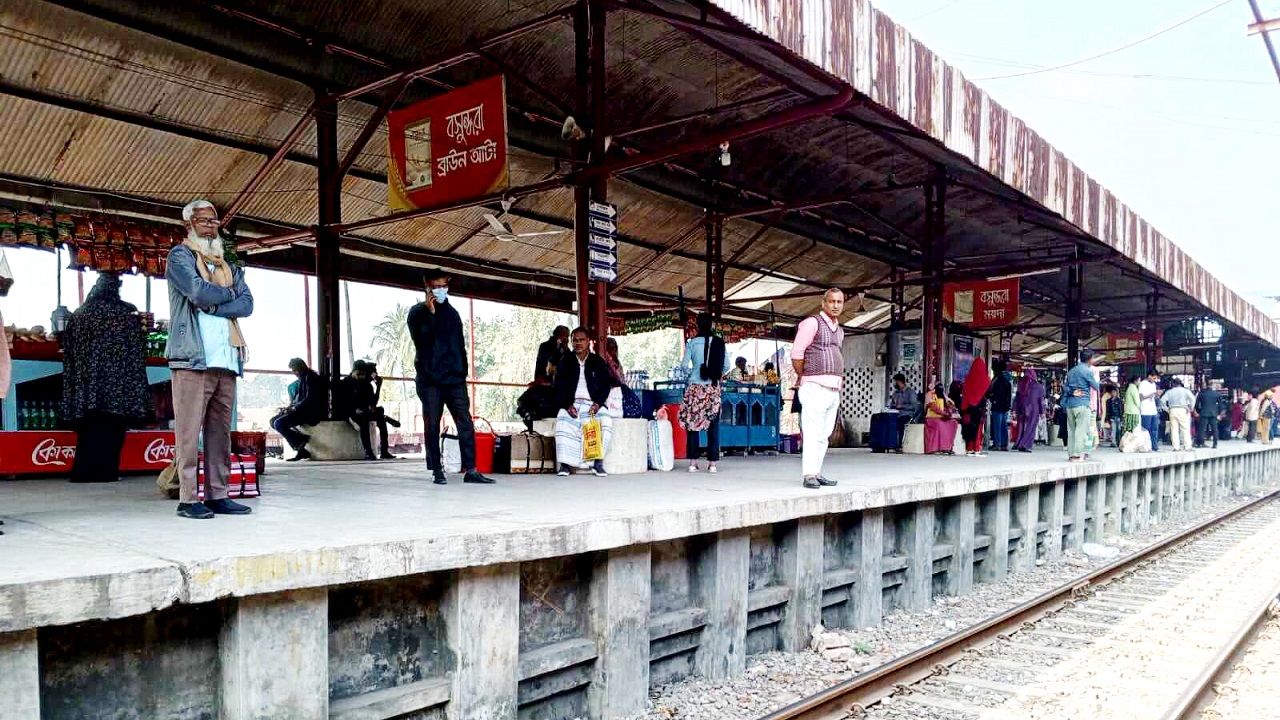 ঈশ্বরদী রেলওয়ে জংশনে ভোগান্তিতে যাত্রীরা। ছবি : কালবেলা