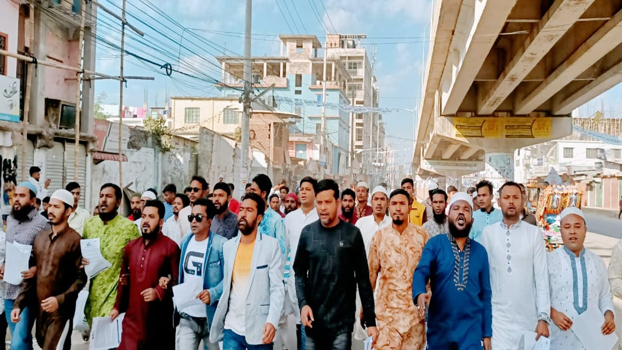শুক্রবার জামালপুর শহরের মেইন রোডে শফির মিয়ার বাজার এলাকায় ভোট বর্জনে গণসংযোগ করে যুবদলের নেতৃবৃন্দ। ছবি : কালবেলা
