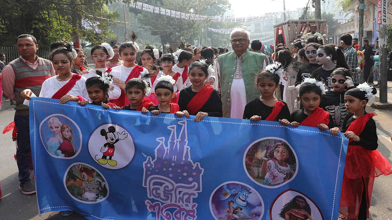 ডিজনির শতবর্ষের উপলক্ষে চট্টগ্রামে ব্যতিক্রমী শোভাযাত্রা করে ফুলকি। ছবি : কালবেলা