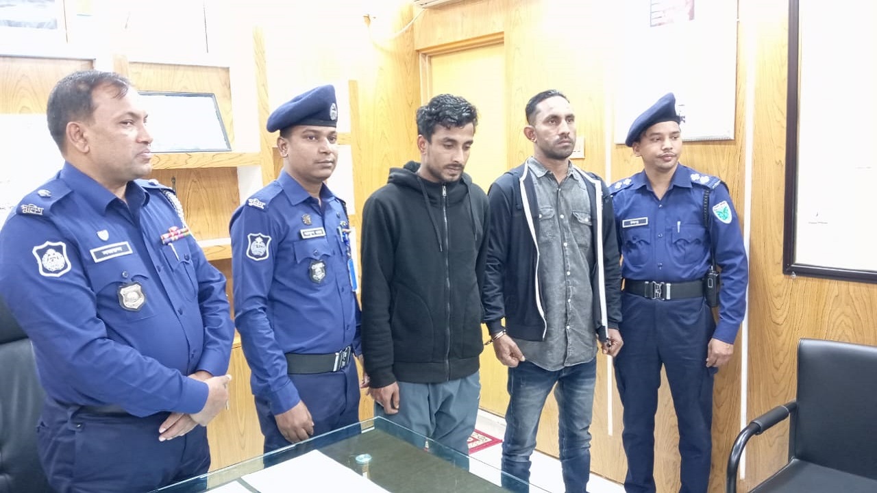 পুলিশ সদস্যদের মাঝে গ্রেপ্তার আলীম মিয়া। ছবি : কালবেলা
