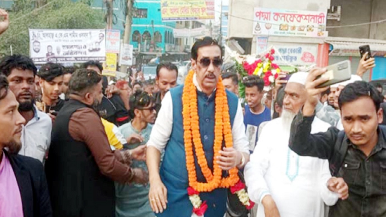 শুক্রবার দুপুরে নারায়ণগঞ্জ সিটি করপোরেশনের ২ নম্বর ওয়ার্ডে নির্বাচনী গণসংযোগ করেন শামীম ওসমান। ছবি : কালবেলা