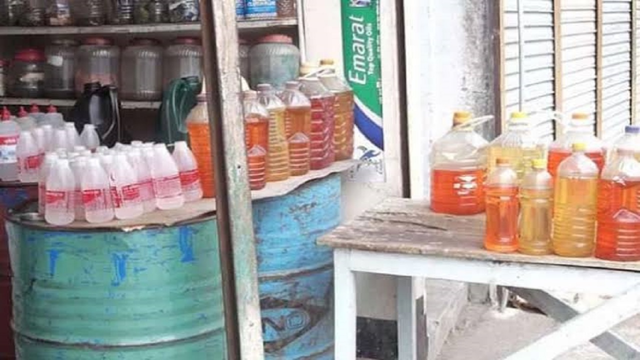 ফেনীর সোনাগাজী উপজেলায় নিয়মনীতি উপেক্ষা করে অবাধে বিক্রি হচ্ছে দাহ্য তেল। ছবি : কালবেলা