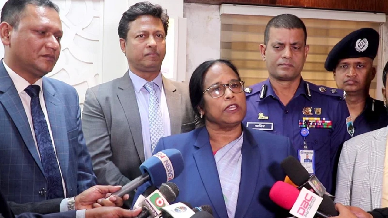 সিরাজগঞ্জে সাংবাদিকদের ব্রিফিং করছেন ইসি রাশেদা সুলতানা। ছবি : কালবেলা