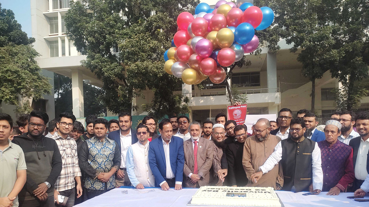 বাংলাদেশ টেক্সটাইল বিশ্ববিদ্যালয়ে কেক কাটেন অতিথিরা। ছবি : কালবেলা