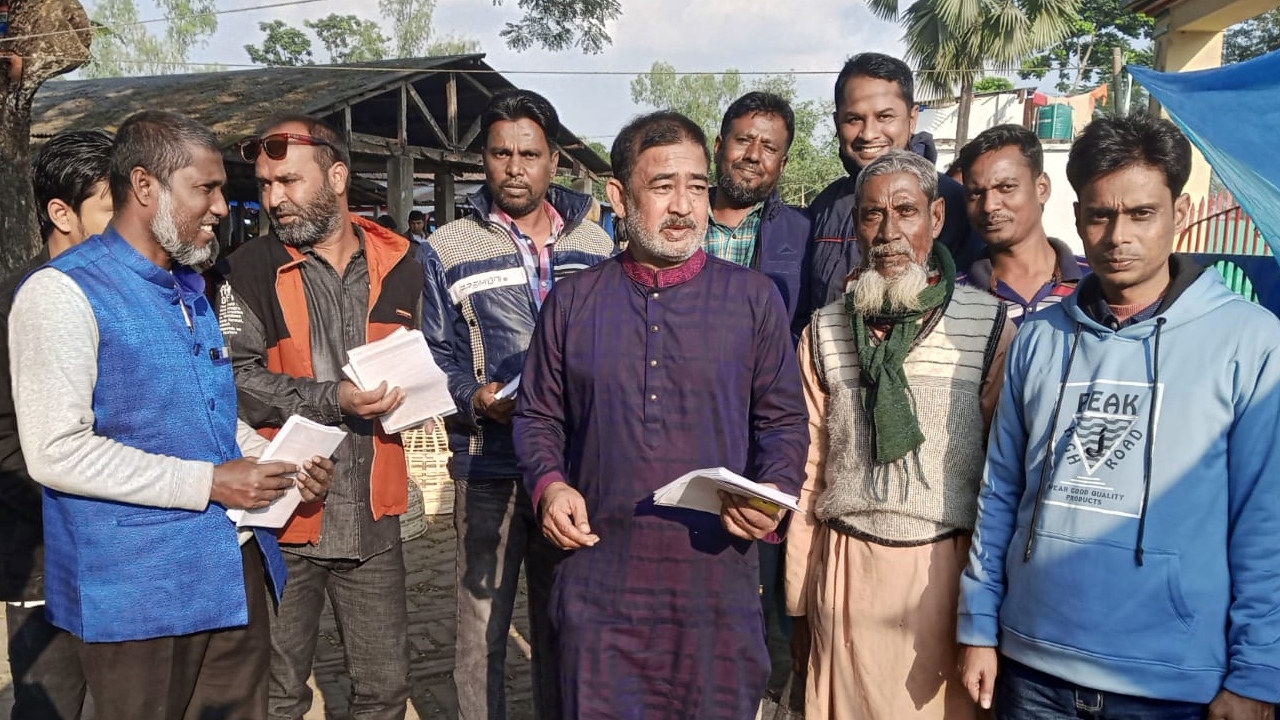 জয়পুরহাটের ক্ষেতলালে বিএনপি নেতাকর্মীদের লিফলেট বিতরণ। ছবি : কালবেলা