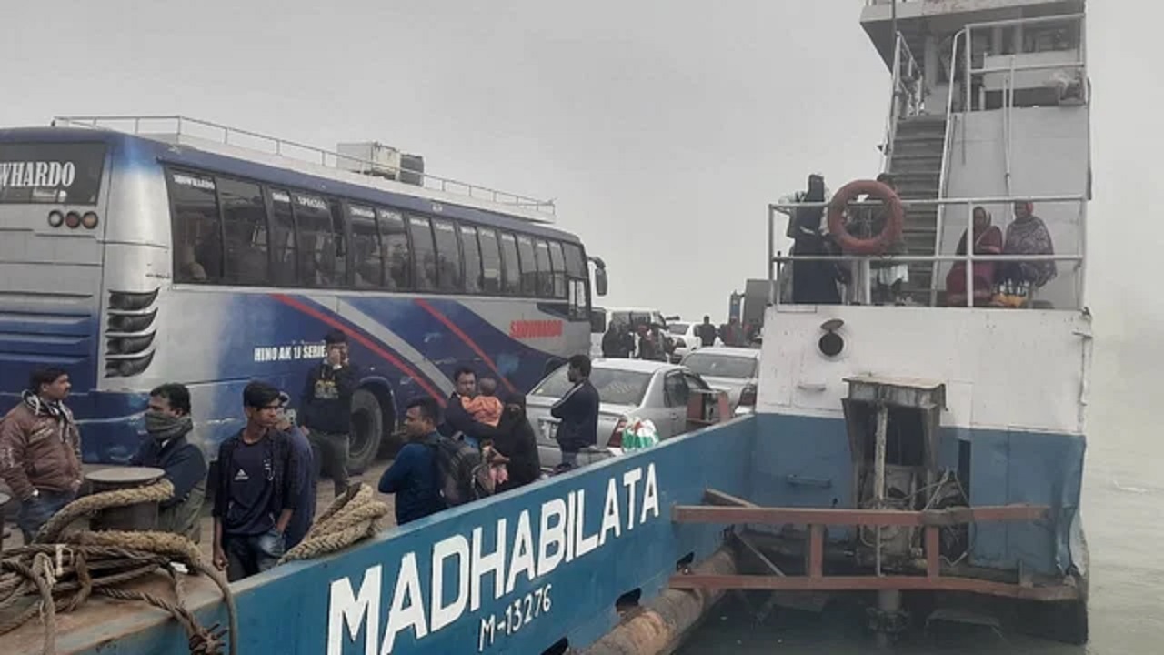 দৌলতদিয়া-পাটুরিয়া নৌপথে ফেরি বন্ধ থাকায় ঢাকাগামী যানবাহন নদী পাড়ি দেওয়ার অপেক্ষায় আটকে থাকে। ছবি : কালবেলা