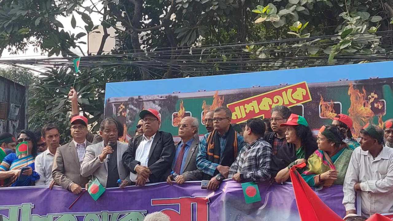 শাহাবাগে পেশাজীবীদের সমাবেশ। ছবি : কালবেলা