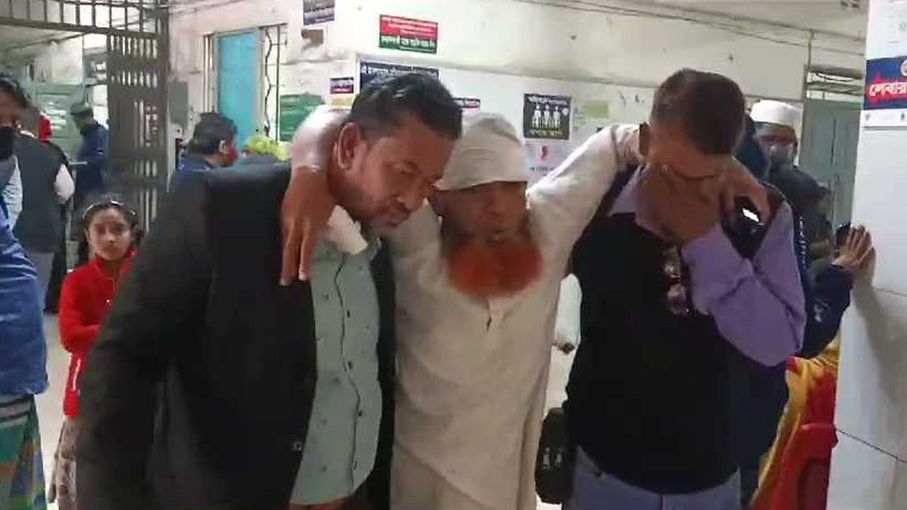 মুন্সীগঞ্জে হামলায় আহত ব্যক্তিকে হাসপাতালে নেওয়া হয়। ছবি : কালবেলা