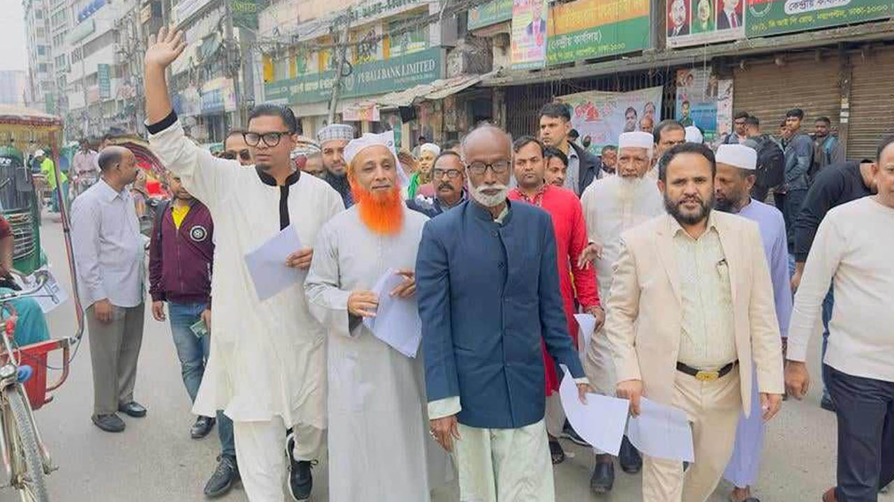 ১২ দলীয় জোটের পক্ষ থেকে গণসংযোগ ও লিফলেট বিতরণ। ছবি : কালবেলা