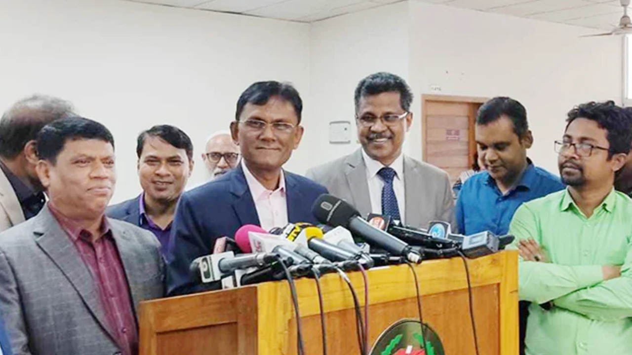 আগারগাঁওয়ের নির্বাচন ভবনে কমিশনের অতিরিক্ত সচিব অশোক কুমার দেবনাথ। ছবি : সংগৃহীত