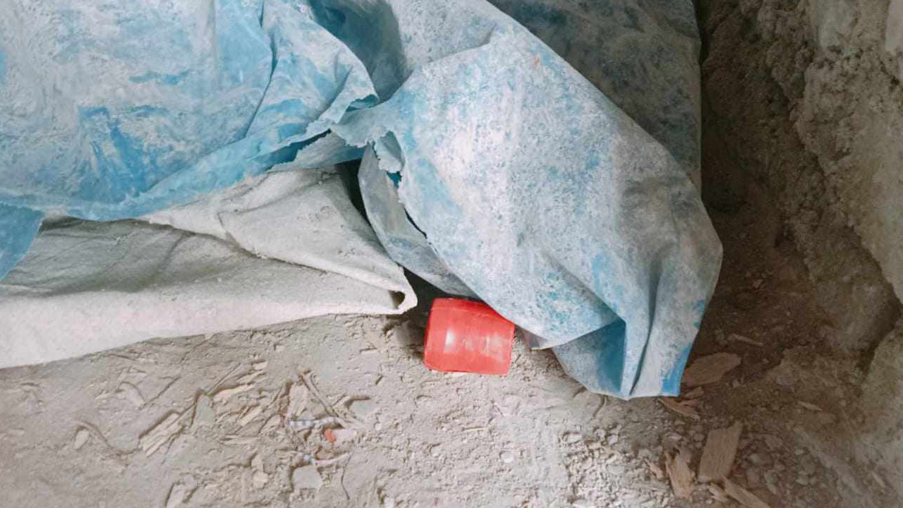 হামলার পর ঘটনাস্থলে পড়ে থাকা ককটেল। ছবি : কালবেলা