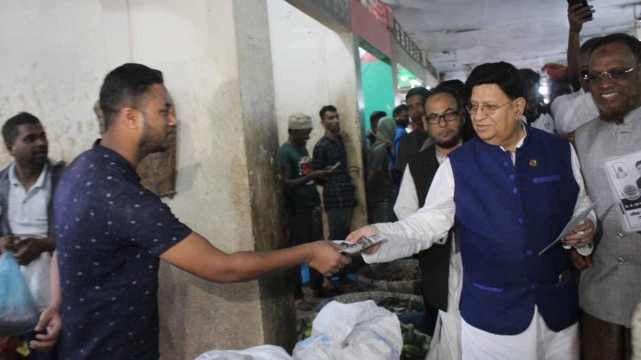 সিলেটে গণসংযোগ করেন পররাষ্ট্রমন্ত্রী ড. এ কে আব্দুল মোমেন। ছবি : কালবেলা