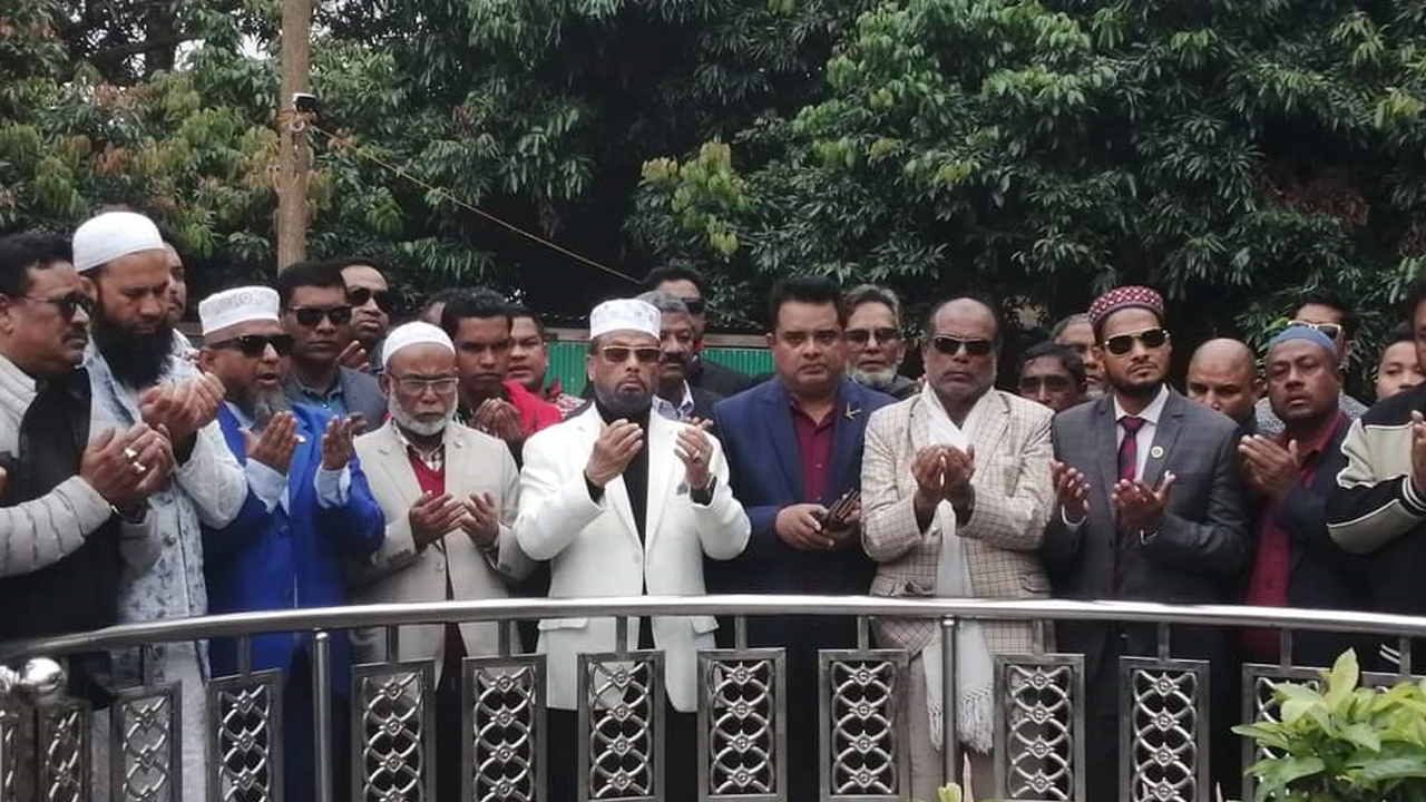 রংপুরে হুসেইন মুহাম্মদ এরশাদের কবর জিয়ারত করেন জি এম কাদের। ছবি : কালবেলা
