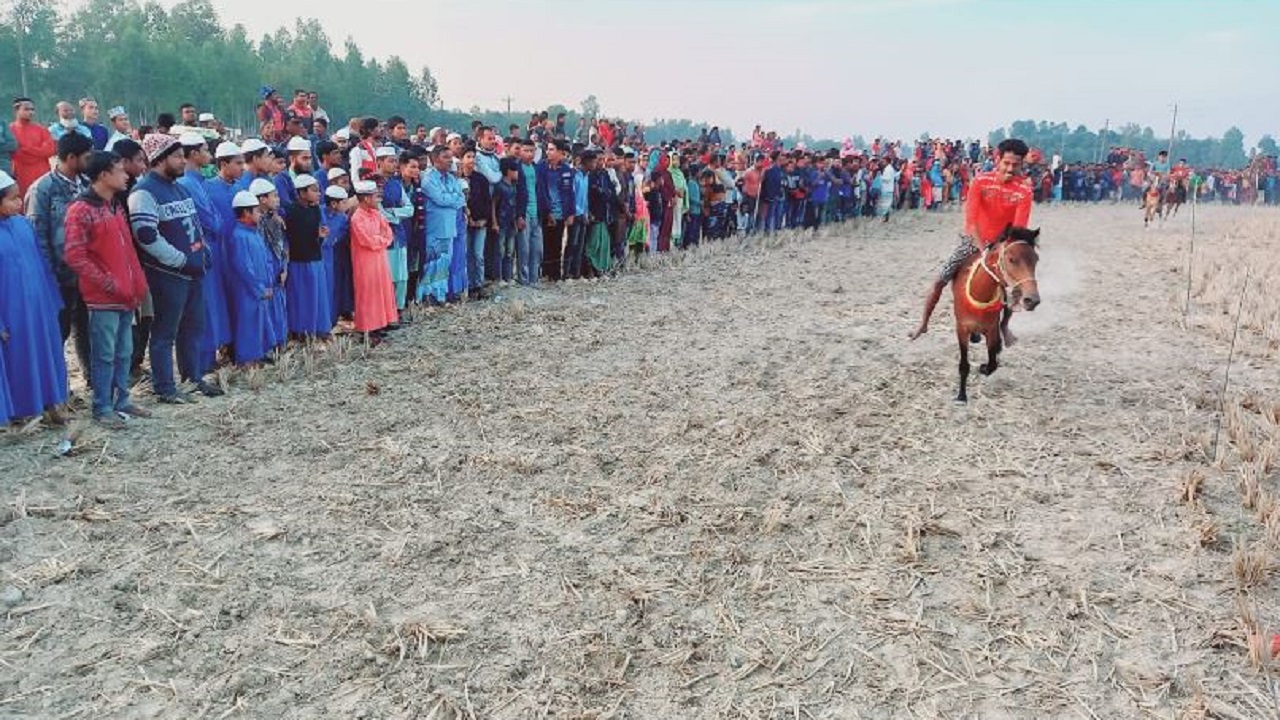 দিনাজপুরের বিরামপুর উপজেলার ৭নং পলিপ্রয়াগপুর ইউনিয়নের টাটকপুর গ্রামের মাঠে ঘোড়দৌড় প্রতিযোগিতার আয়োজন করা হয়। ছবি : কালবেলা