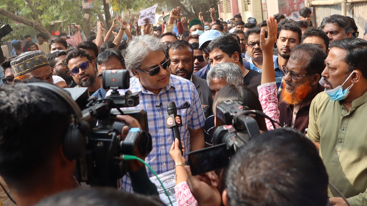 নির্বাচনী প্রচারকালে অধ্যাপক মোহাম্মদ এ আরাফাত। ছবি : সংগৃহীত