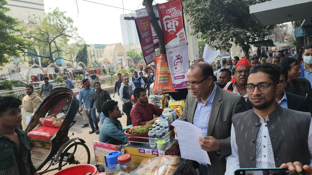শনিবার দুপুরে রাজধানীতে নির্বাচন বর্জন ও অসহযোগ আন্দোলনের পক্ষে জনসাধারণের মাঝে লিফলেট বিতরণ করেন জাতীয়তাবাদী সমমনা জোটের নেতৃবৃন্দ। ছবি : কালবেলা
