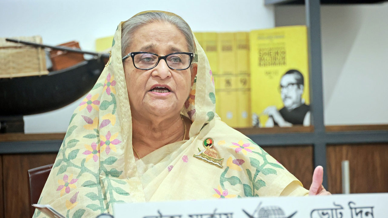 কুষ্টিয়া, ঝিনাইদহ, সাতক্ষীরা, নেত্রকোনা, রাঙ্গামাটি এবং বরগুনা জেলার বামনা ও পাথরঘাটায় ভার্চুয়ালি নির্বাচনী জনসভায় যুক্ত হয়ে বক্তব্য দিচ্ছেন প্রধানমন্ত্রী শেখ হাসিনা। ছবি : সংগৃহীত