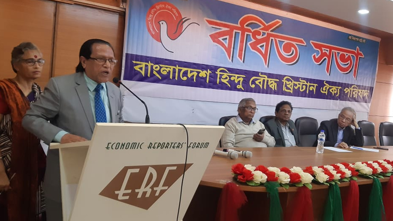 শনিবার ইকোনমিক রিপোর্টার্স ফোরাম মিলনায়তনে আয়োজিত বাংলাদেশ হিন্দু বৌদ্ধ খ্রিস্টান ঐক্য পরিষদের কেন্দ্রীয় বর্ধিত সভায় উপস্থিত নেতারা। ছবি : কালবেলা