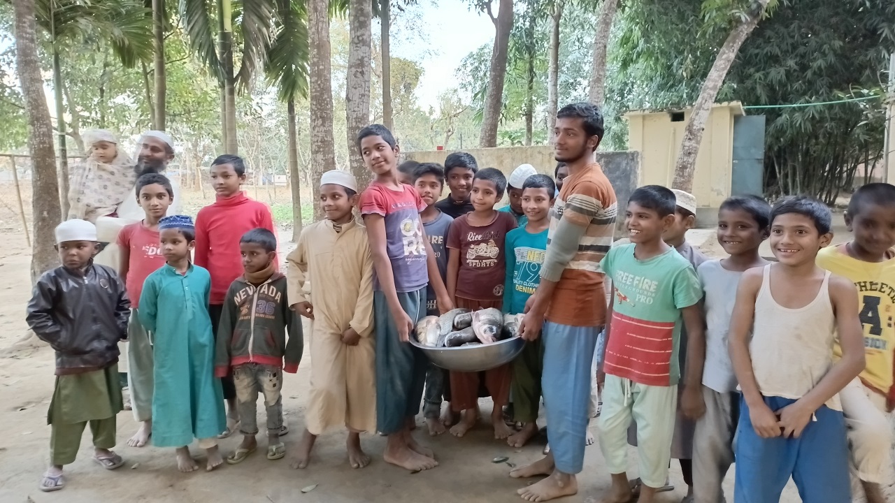 জব্দ হওয়া মাছ এতিমদের মাঝে বিতরণ করেছে খানসামা উপজেলা প্রশাসন। ছবি : কালবেলা