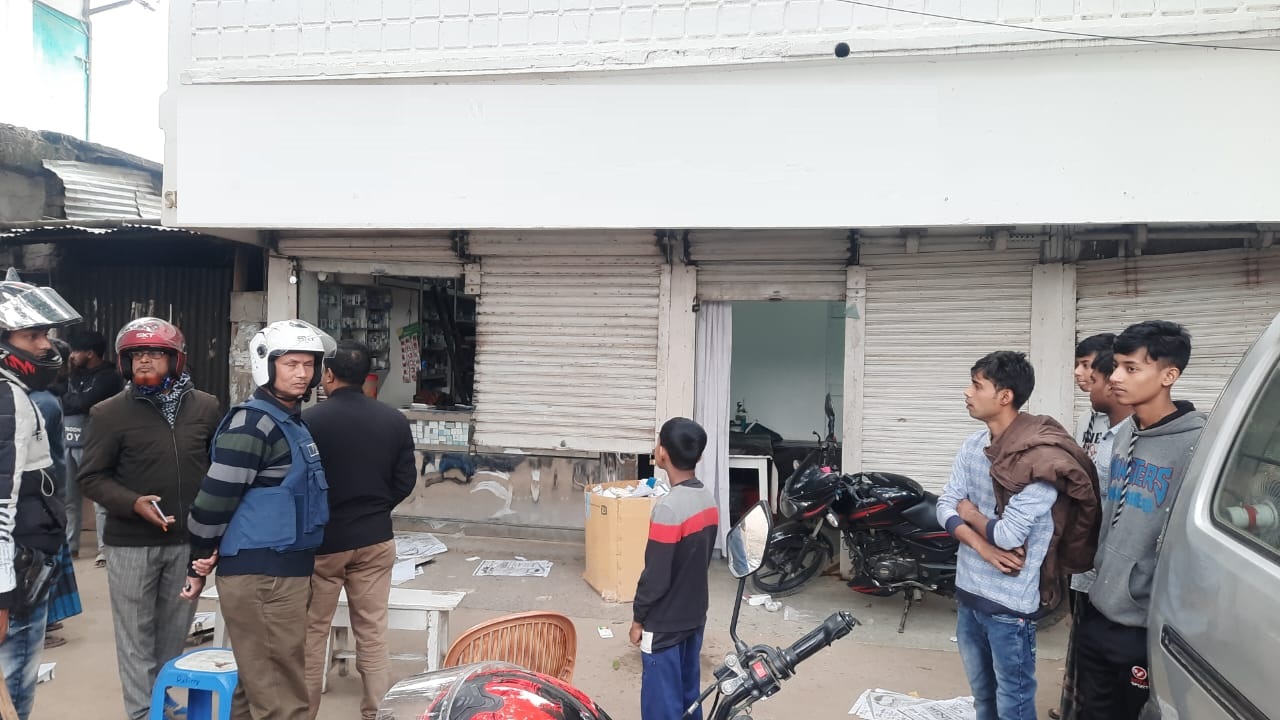 ঘটনাস্থল পরিদর্শনে আইনশৃঙ্খলা বাহিনীর সদস্যরা। ছবি : কালবেলা